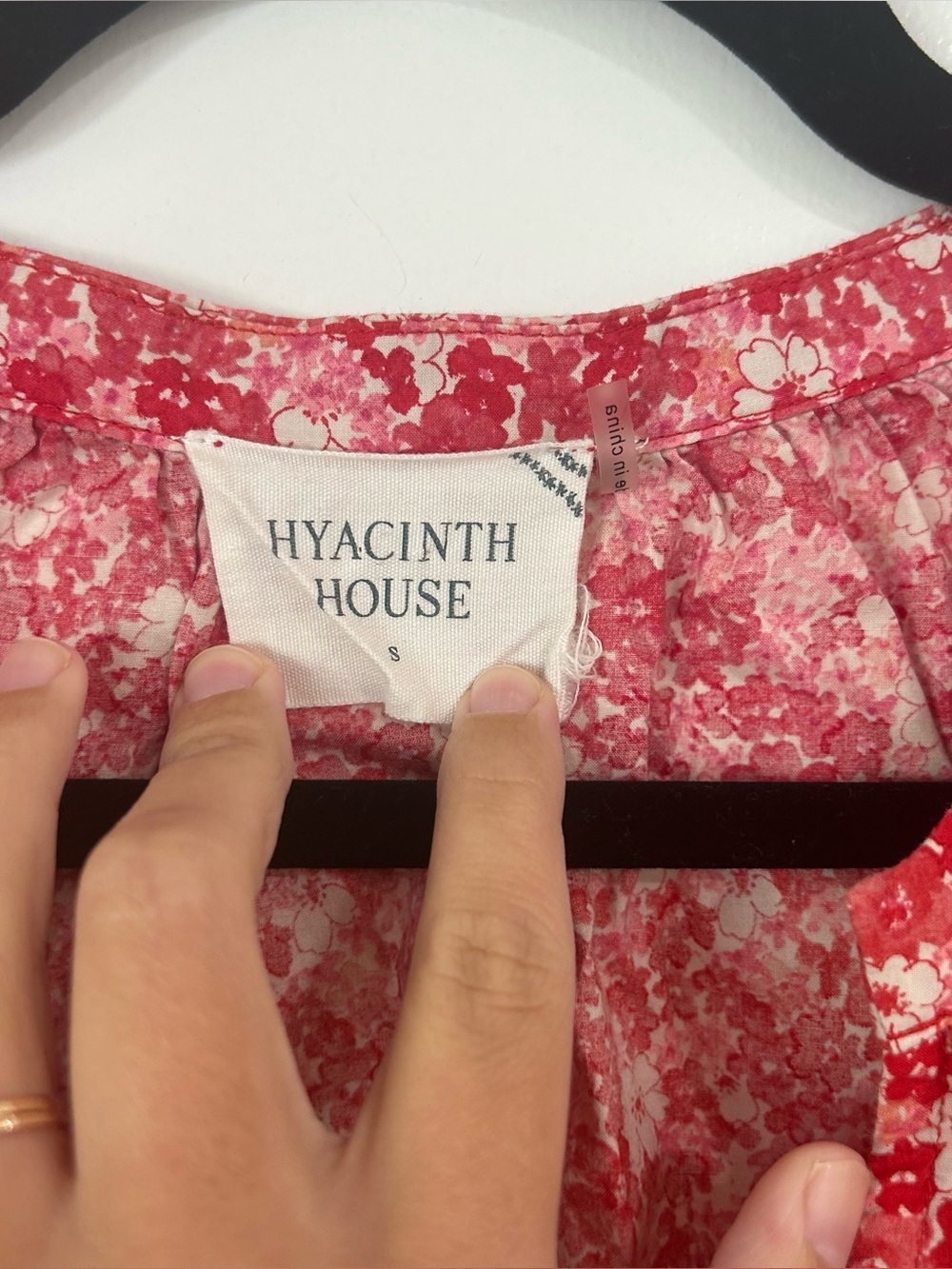 Hyacinth House Red and Pink Floral V-Neck Colleen Blouse Sz Small Tuckernuck - Picture 6 of 11